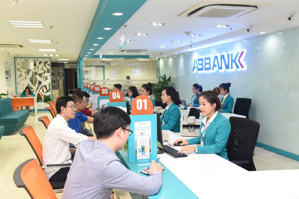 Ngân hàng đồng loạt tăng lãi suất, nguyên nhân do đâu? 1 ABBANK Quay giao dich