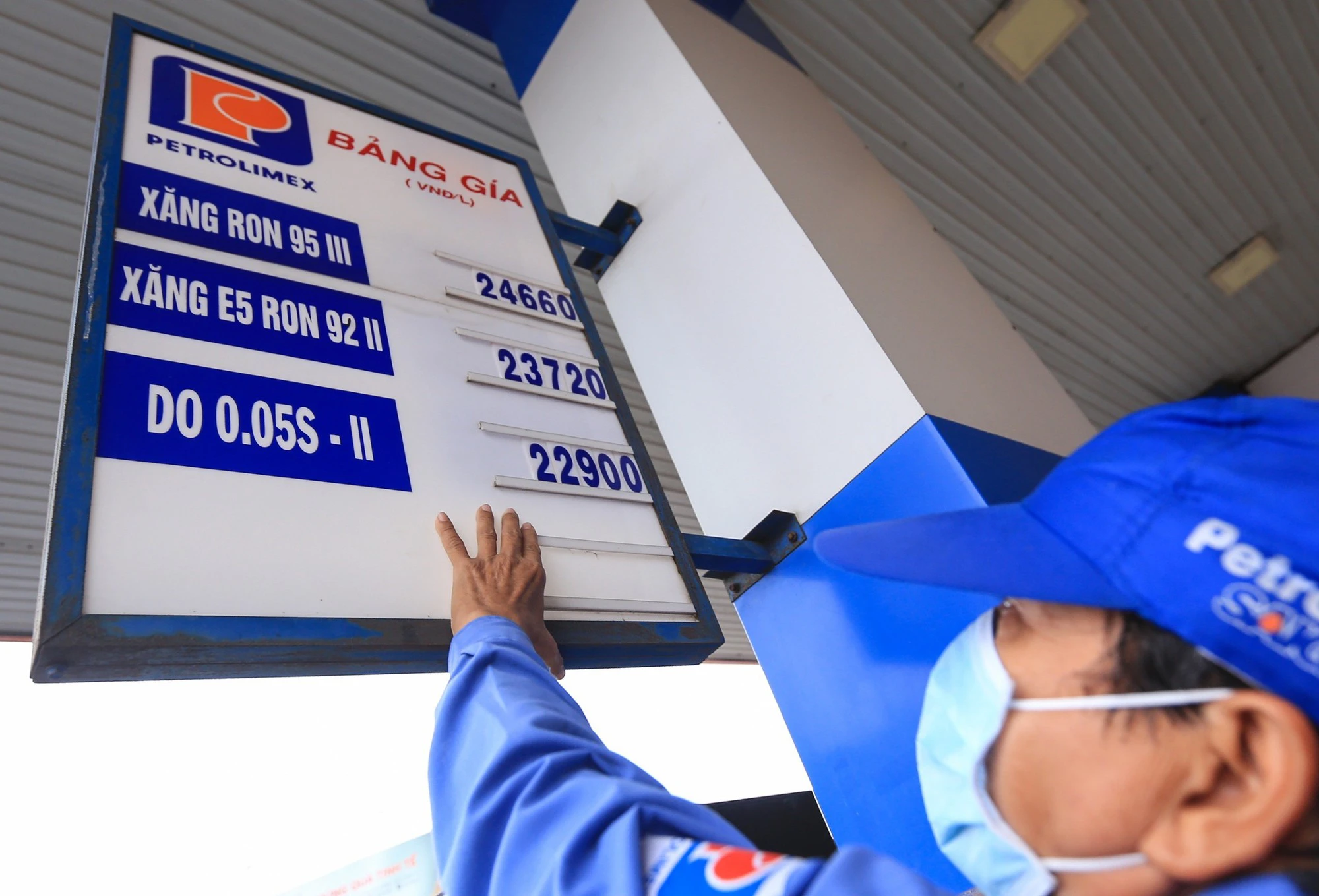 Giá xăng trong nước ngày 15/2 có thể tăng 1 3 2