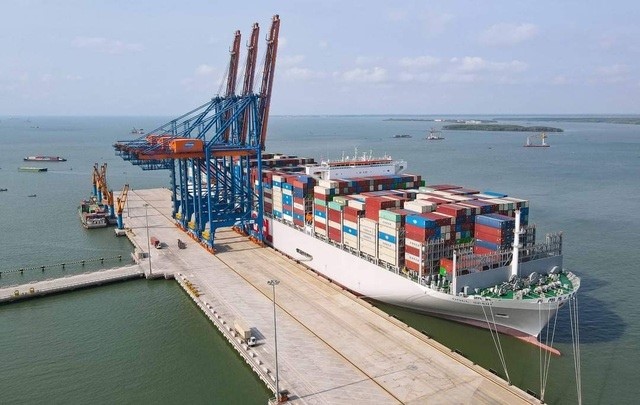 Hàng xuất khẩu nhộn nhịp rời cảng 1 cang bien