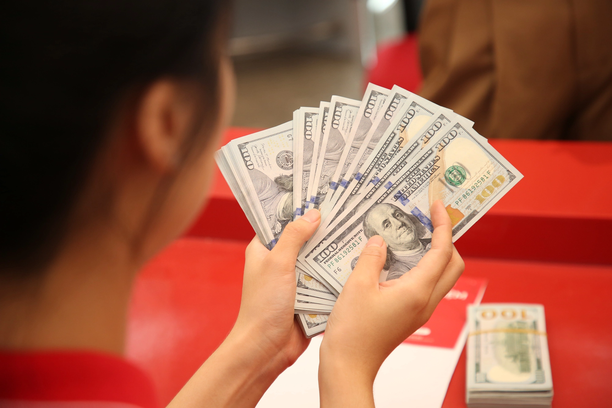 Giá USD lao dốc trong ngày 1/2 1 usd