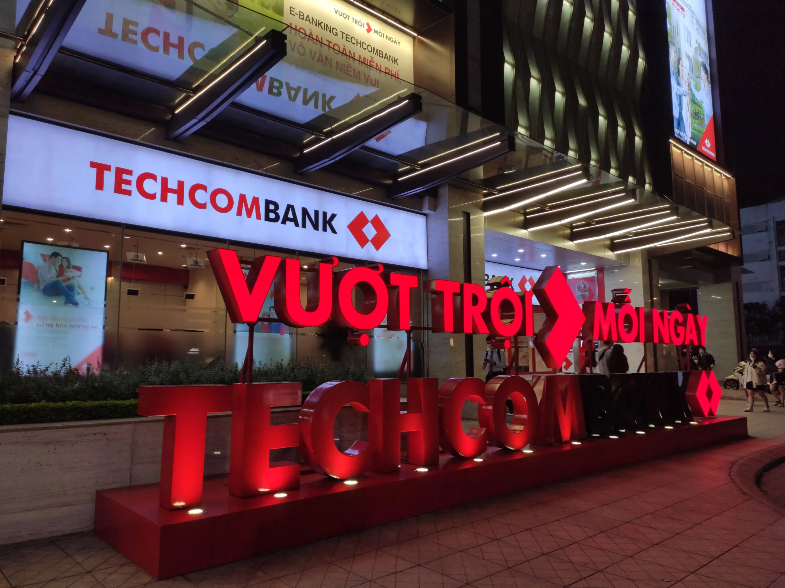 "Nóng" TCB chơi lớn sau 10 năm: thưởng cổ phiếu 100% và cổ tức 15% tiền 1 Techcombank BaTrieu Hanoi scaled