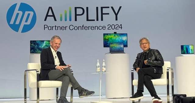 CEO Nvidia: 30 năm qua, Windows 95 vẫn là hệ điều hành mà tôi thích nhất 2 huang and lores at hp amplify x 1280md scaled 17098826699741815147365