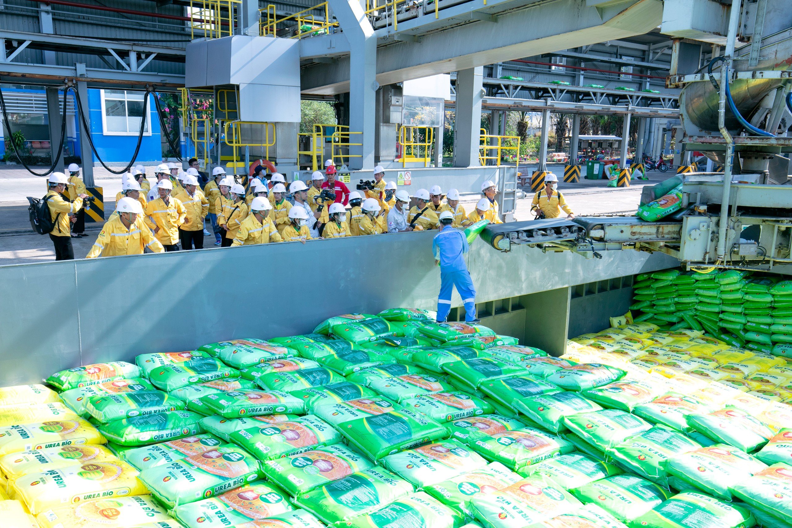 Cách tiếp thị đặc biệt của Phân bón Cà Mau (DCM) 1 ba con tham quan canh xuat hang tai cang