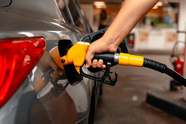 hand man refill filling oil 600nw 2069186639.jpg