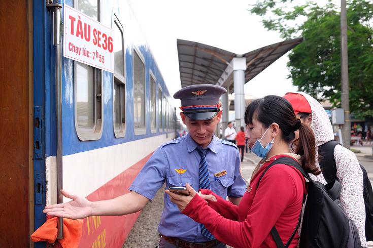 Cử tri lo giá vé tàu xe tăng cao dịp lễ, tết, Bộ Giao thông vận tải nói gì? 1 tau hoa