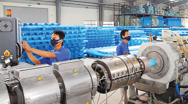 Lãi quý 1 lao dốc, Nhựa Bình Minh chi đậm cổ tức tiền mặt 61% 1 Hình ảnh công nhân làm việc tại nhà máy Nhựa Bình Minh