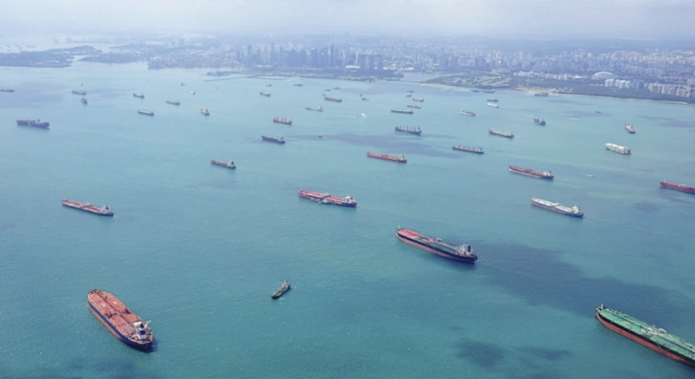 Lượng lớn tàu đang phải neo ngoài khơi để chờ được cập cảng Singapore.