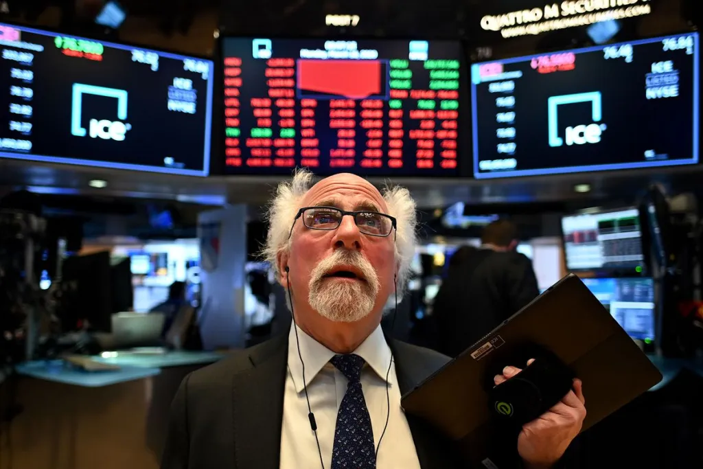 Dow Jones bốc hơi 600 điểm 1 Dow Jones bốc hơi 600 điểm
