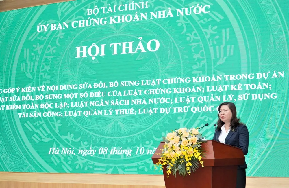 Bà Vũ Thị Chân Phương, Chủ tịch UBCKNN khai mạc Hội thảo lấy ý kiến sửa Luật chứng khoán