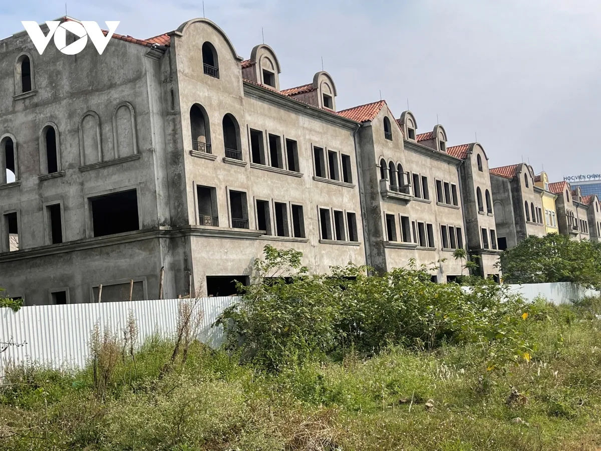 Nhiều căn biệt thự đồ sộ đã xây dựng xong nhưng bị bỏ hoang lâu năm nên có tình trạng xuống cấp nghiêm trọng.