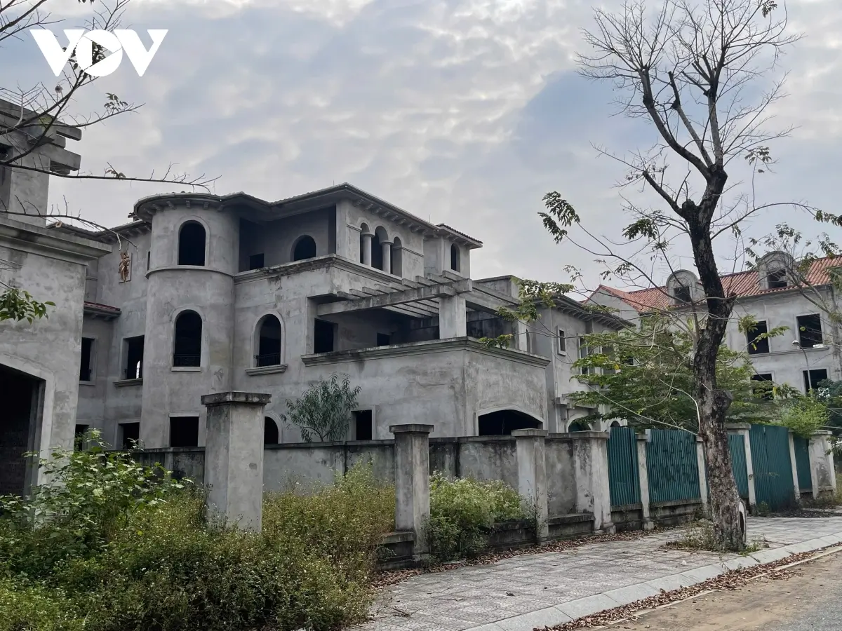Căn song lập, mặt đường đôi 39m, có diện tích 300m2, nhưng giá cho thuê chỉ có 18 triệu đồng/tháng.