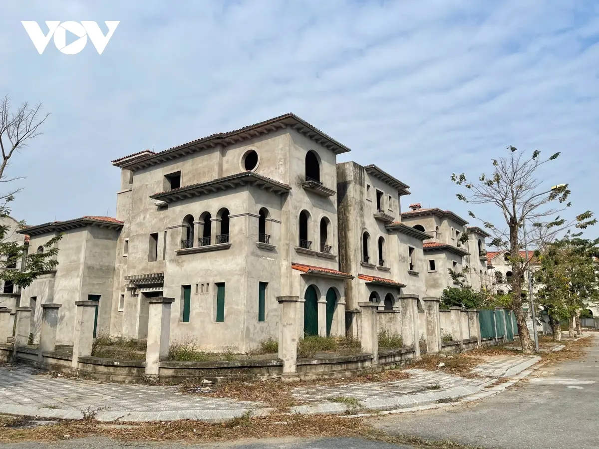 Sau 16 năm xây dựng, các căn biệt thự vẫn trong tình trạng dở dang và bị bỏ hoang