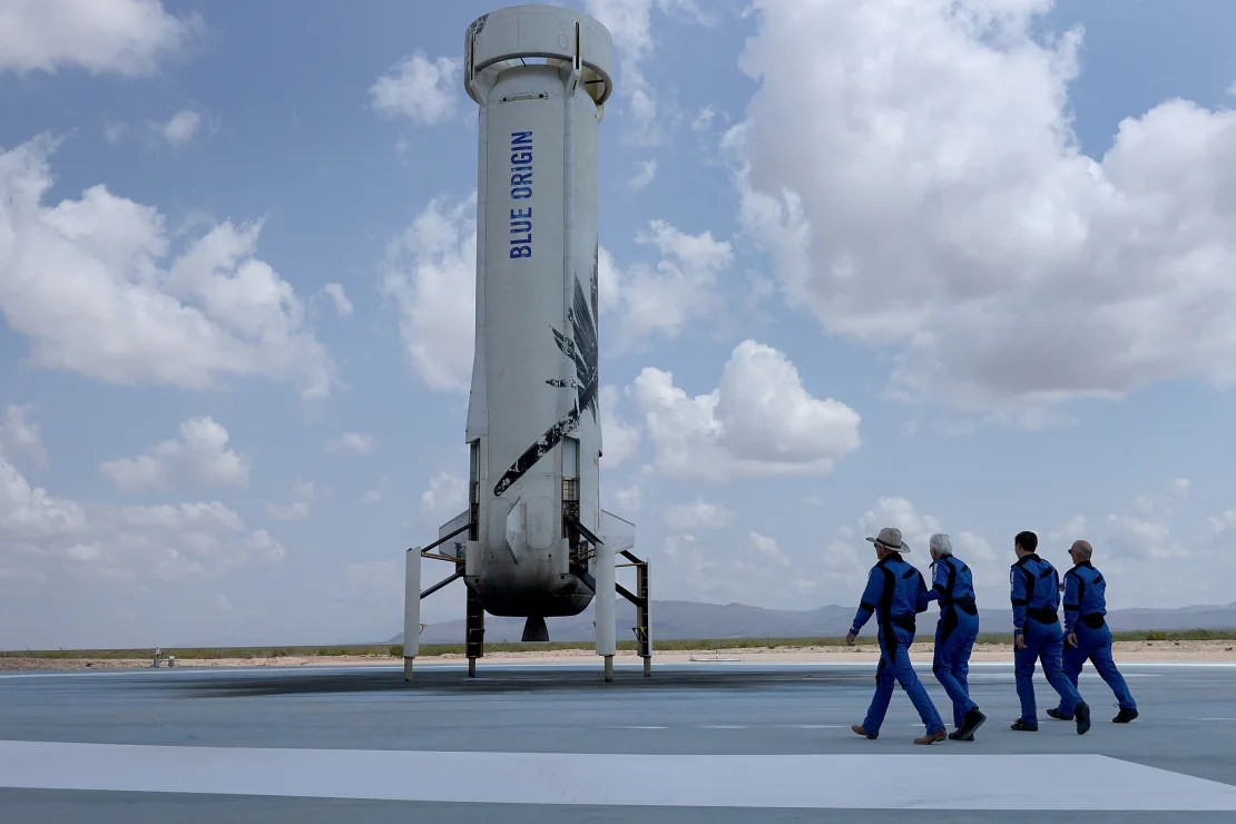 Cách Elon Musk có thể vượt mặt các đối thủ 2 220329160823 file 03 blue origin new shepard rocket bezos launch 0720