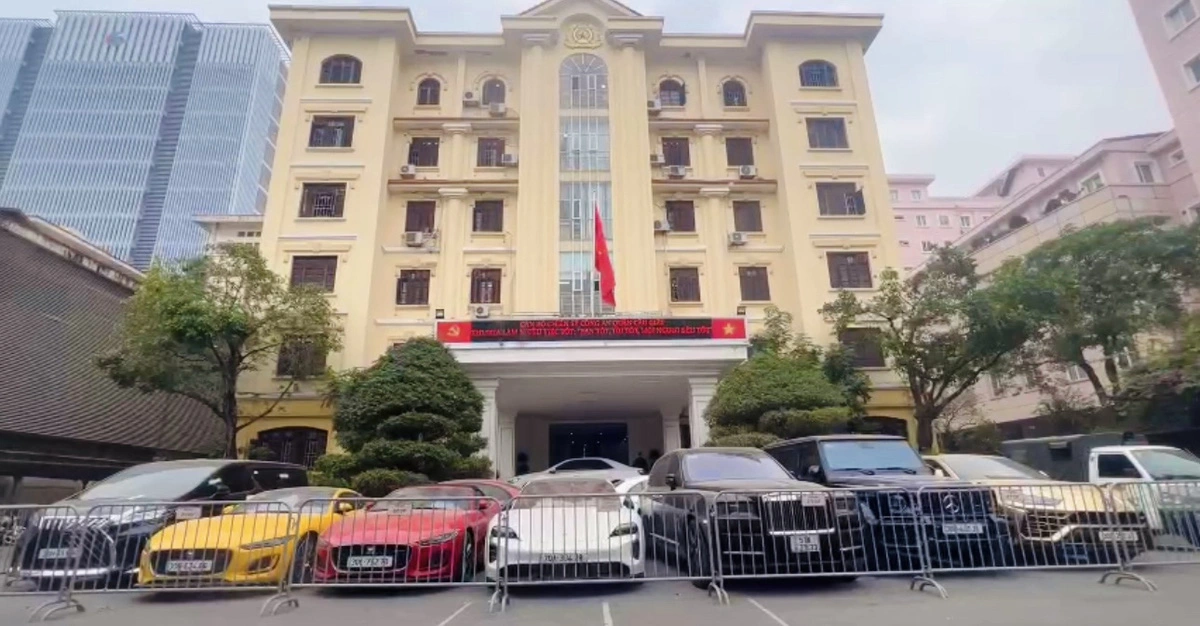 Chiêu trò lừa đảo tinh vi của "Mr. Pips" hơn 5.000 tỷ đồng 3 Nhiều xe hạng sang, siêu sang là tang vật bị công an thu giữ. Nguồn: Công an cung cấp, Báo Tuổi Trẻ