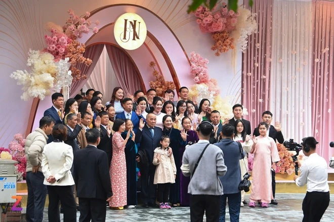 Tỷ phú Phạm Nhật Vượng xuất hiện tại lễ ăn hỏi của con trai với Á hậu Phương Nhi 3 3 znews