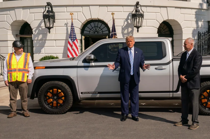 Ông Trump đưa ra sắc lệnh mới về xe điện 1 Ông Trump cạnh xe điện của Lordstown Motors trong sự kiện
