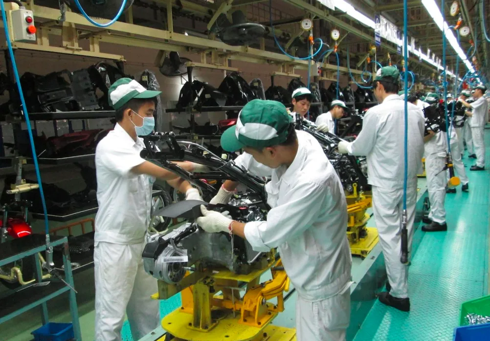 Ngành sản xuất Việt Nam suy giảm trong tháng cuối 2024 1 nganh san xuat Viet Nam giam sut thang cuoi 2024 png