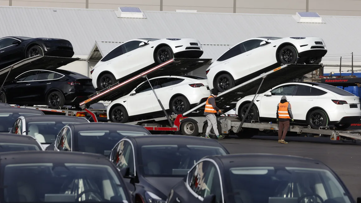 Tesla: Elon Musk có ảnh hưởng đến doanh số? 1 Liệu chính trị của Elon Musk có đang ảnh hưởng đến doanh số của Tesla?
