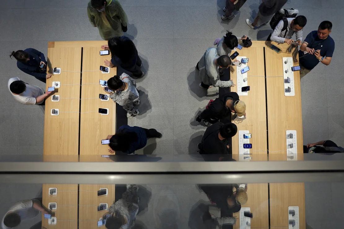 Apple chật vật trong năm 2025, trong cuộc đua AI 1 2024 09 20t034416z 1071309332 rc204aanuz5p rtrmadp 3 apple china