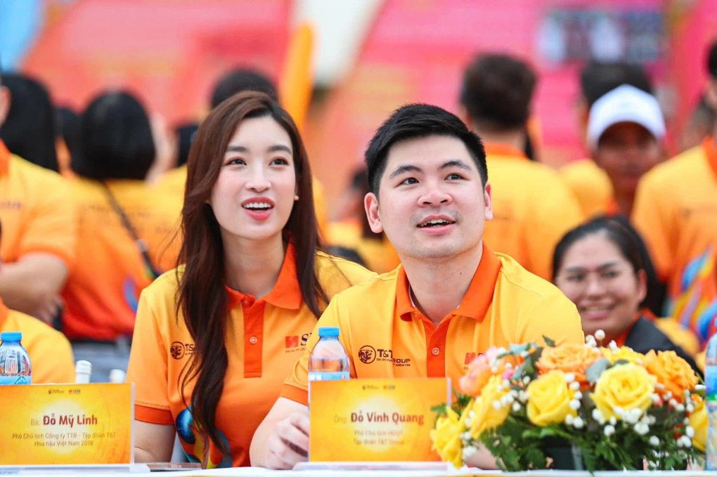 Hoa hậu Đỗ Mỹ Linh đảm nhiệm phó chủ tịch T&T Retail 2 Đỗ Mỹ Linh tham dự sự kiện bên chồng Đỗ Vinh Quang, hôm 15/3