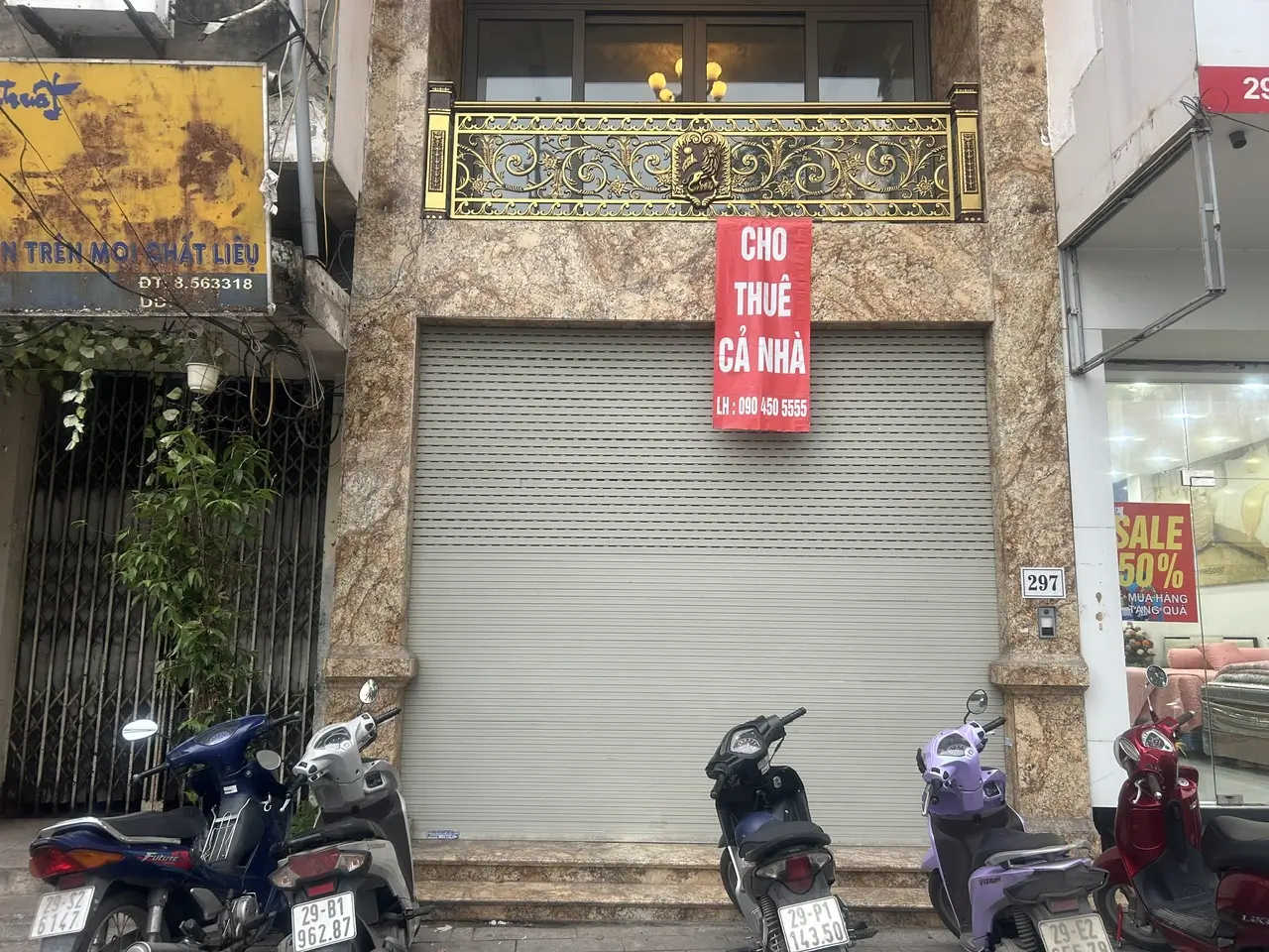 Nhà mặt phố “đất vàng” ế ẩm 2 Những cửa hàng bề thế chưa có khách thuê