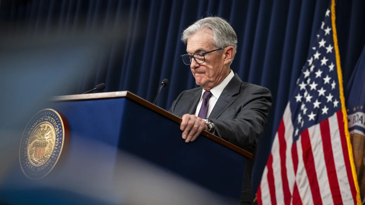 Fed đối mặt với nguy cơ lạm phát đình trệ khi cuộc chiến thương mại của Trump bùng nổ