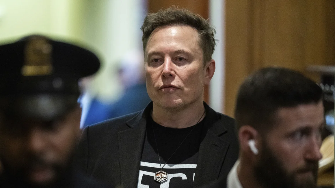 Cổ phiếu Tesla bay hơi 40%: Elon Musk đánh mất tất cả? 1 Cổ phiếu Tesla bay hơi 40%: Liệu Elon Musk có đang đánh mất tất cả