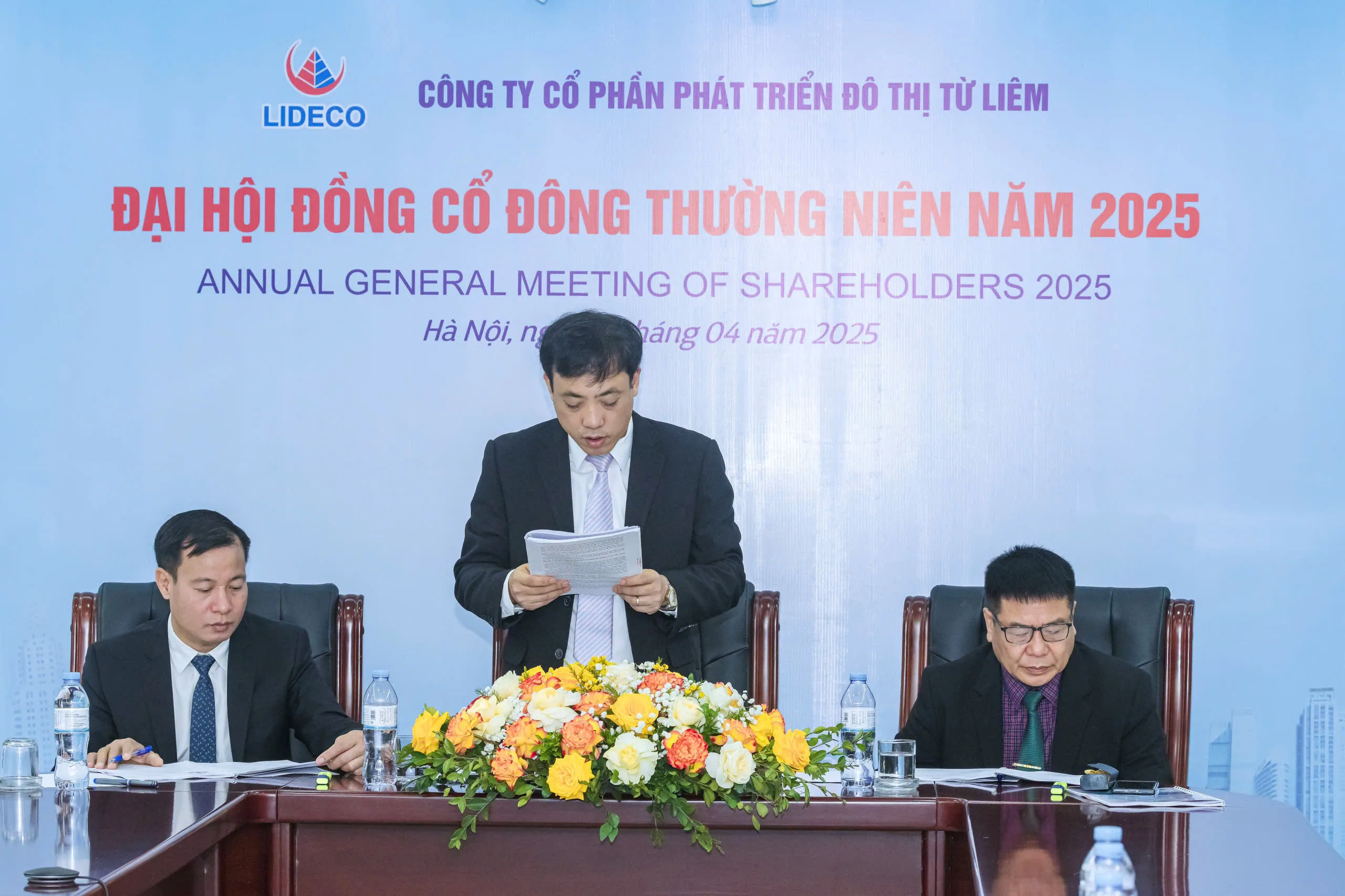 Phó chủ tịch Lideco: Đầu tư chứng khoán không ai nói hay được 1 Ban chủ toạ ĐHCĐ Lideco. Ông Lê Minh Tuân (giữa), ông Đinh Quang Chiến (phải)