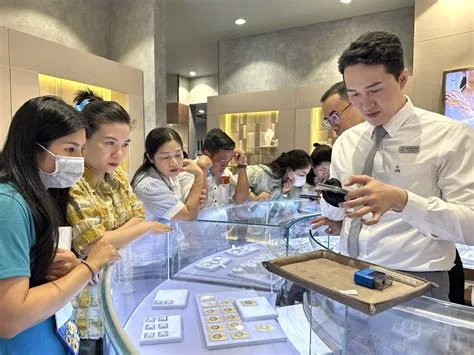 Giá vàng lao dốc bất ngờ: nhà đầu tư cần bình tĩnh trước biến động toàn cầu 1 Giá vàng lao dốc bất ngờ: nhà đầu tư cần bình tĩnh trước biến động toàn cầu