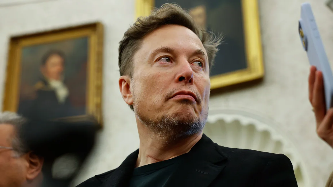Elon Musk đang rút lui khỏi chính trị khi đế chế doanh nghiệp của ông gặp khó khăn