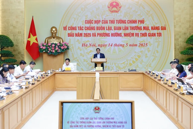 Hàng giả vào cao điểm bị truy quét 1 Thủ tướng yêu cầu cần phát động phong trào thi đua đấu tranh chống buôn lậu, gian lận thương mại, sản xuất, lưu thông hàng giả, hàng nhái, vi phạm bản quyền, sở hữu trí tuệ - Ảnh: VGP
