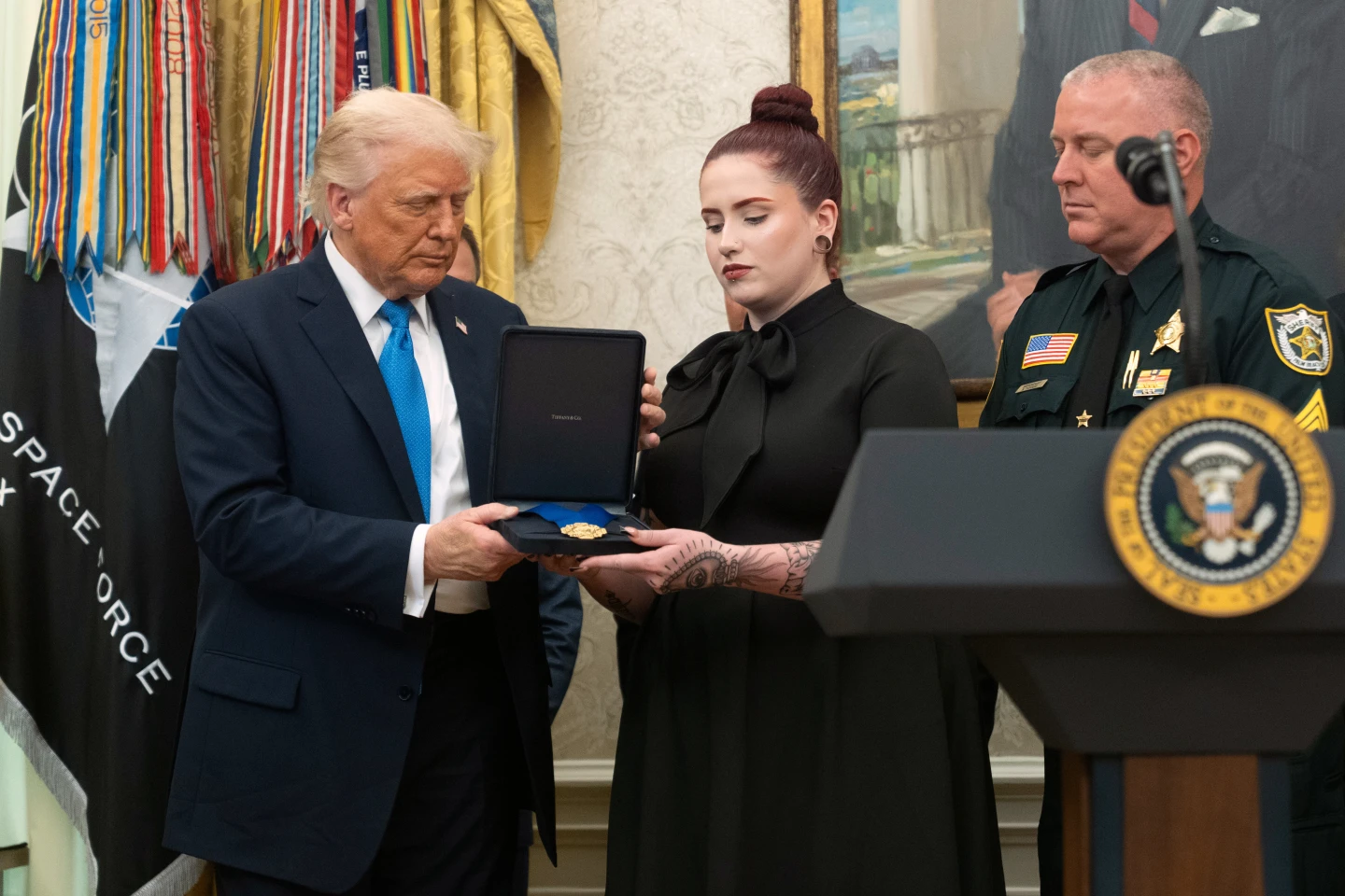 Trump đến Quốc hội thuyết phục Đảng Cộng hòa ủng hộ dự luật cắt giảm thuế 1 Trump đến Quốc hội thuyết phục Đảng Cộng hòa ủng hộ dự luật cắt giảm thuế