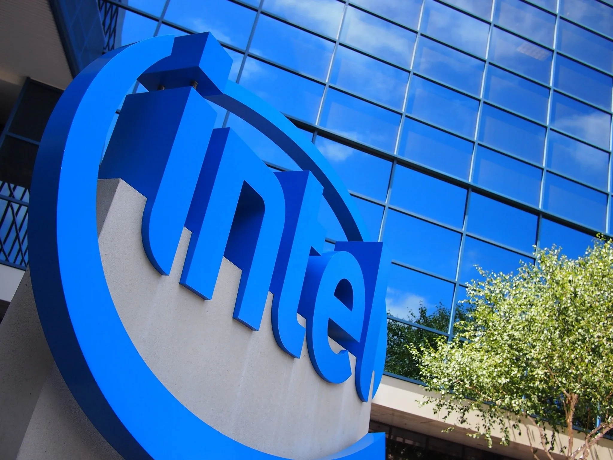 Intel sa thải hơn 10.000 nhân viên, không hỗ trợ tài chính: Làn sóng cắt giảm lớn chưa từng có