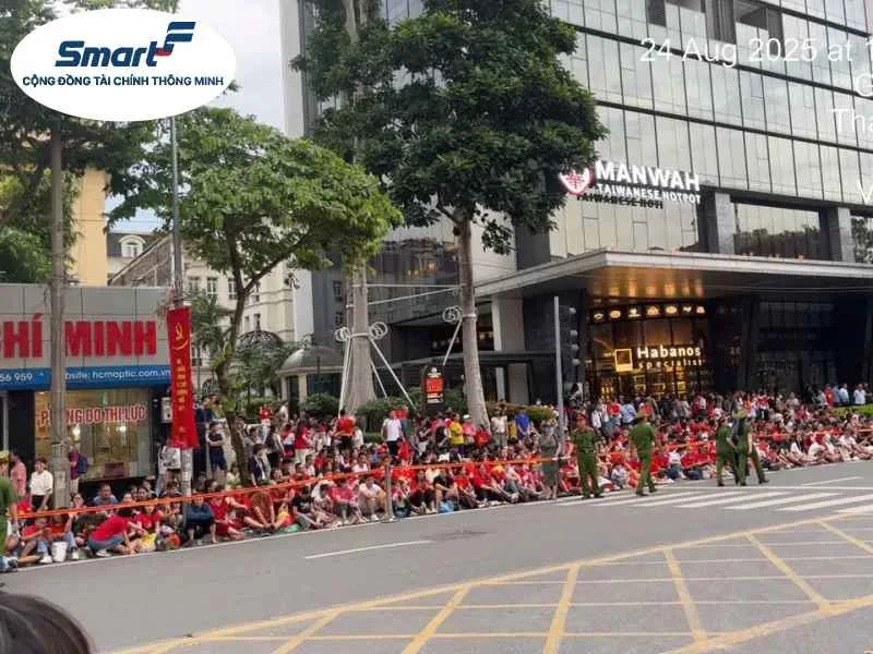 Hà Nội những ngày ngập tràn sắc màu và cảm xúc 4 Khoanh khac dang nho ba con cung nhau hoa ca tao nen bau khong khi nao nhiet ma am ap