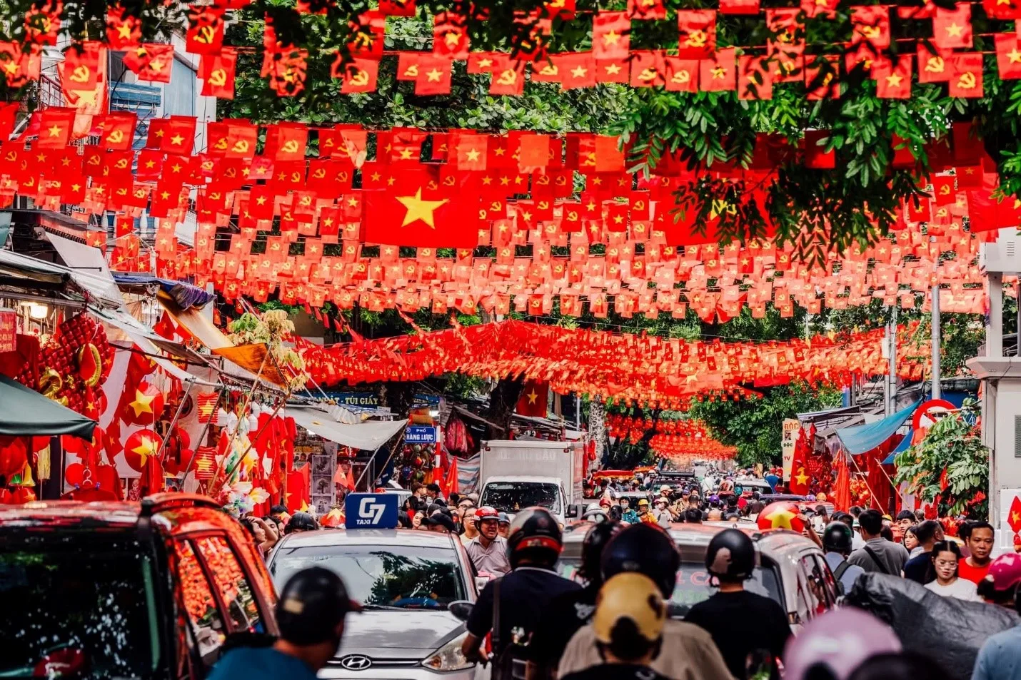 Sống chậm dịp Quốc khánh: Khi bình yên trở thành giá trị của tự do 6 Ngay Quoc khanh khi nhung con duong rop bong co hoa