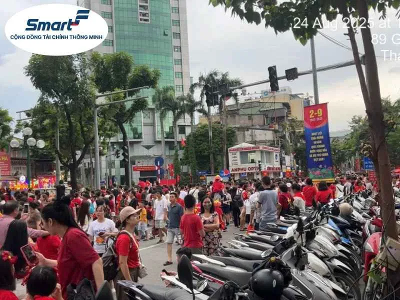 Hà Nội những ngày ngập tràn sắc màu và cảm xúc 2 Nguoi dan hao huc check in luu lai khoanh khac dang nho tai su kien