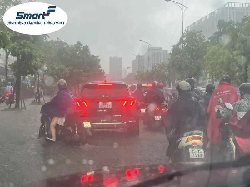 Hà Nội mưa ngập: Nhiều tuyến phố tê liệt, giao thông hỗn loạn 3 Nguoi dan vat lon di chuyen trong mua lon nhieu xe chet may tren tuyen pho trung tam Ha Noi