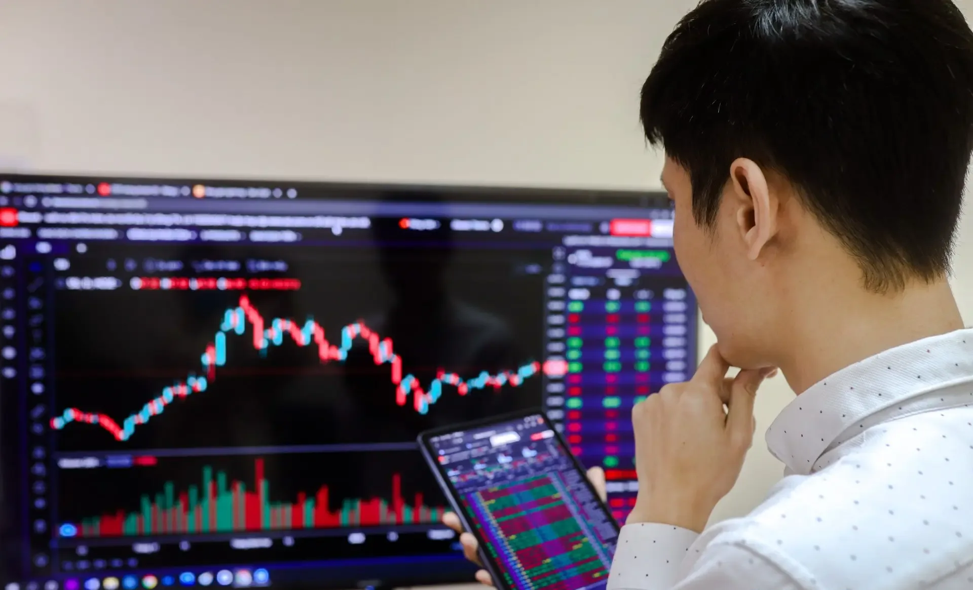 VN-Index giảm mạnh trong phiên cuối tuần
