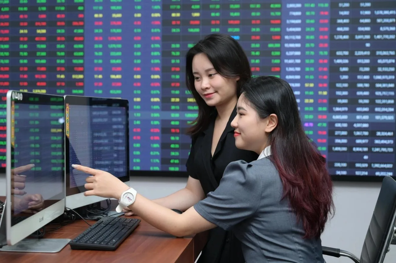Tài khoản chứng khoán tăng mạnh trong 1 năm qua 1 chung khoan ngay 145 co phieu ngan hang khoi sac vn index vung vang tren moc 1300 diem 20250514172543