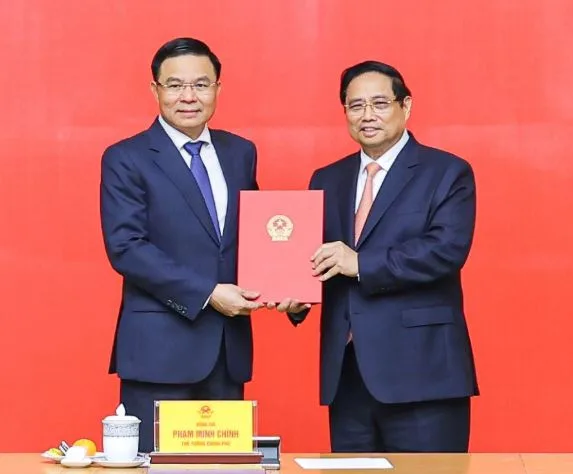 Hai nút thắt lớn của nền kinh tế đặt ra cho quyền Bộ trưởng Công Thương 1 Ông Lê Mạnh Hùng (trái), quyền Bộ trưởng Bộ Công Thương