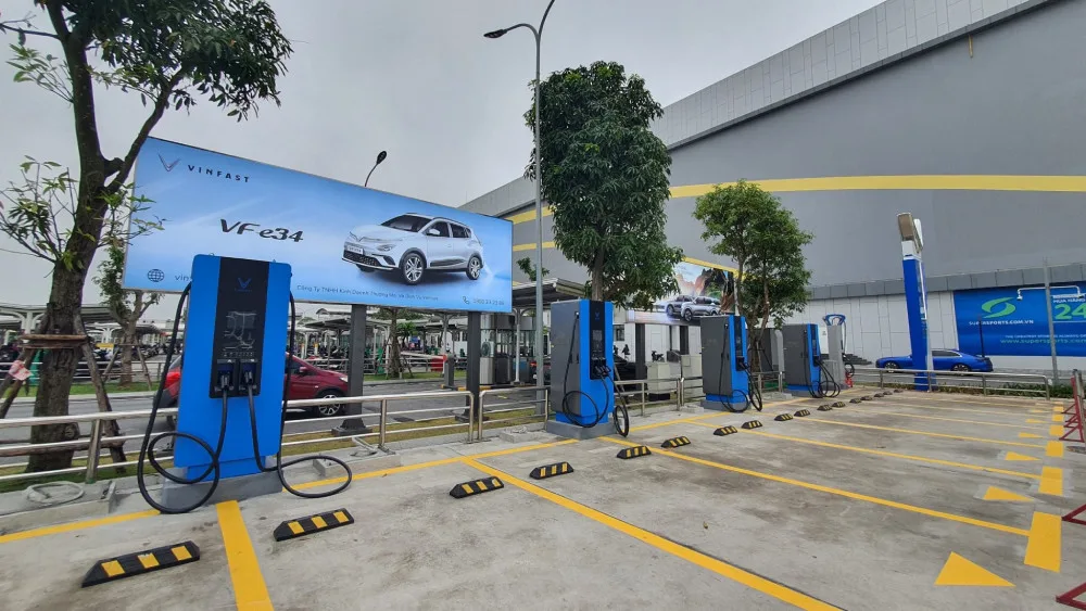 Thị trường ô tô trước làn sóng xe điện 2 he thong tram sac xe dien vinfast phu yen dat tieu chuan quoc te cho o to dien