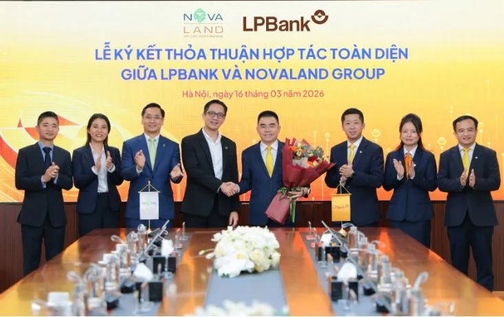 Novaland bắt tay LPBank có phải bước ngoặt? 1 Ông Hồ Nam Tiến – Chủ tịch HĐQT LPBank (phải) và ông Bùi Cao Nhật Quân – Chủ tịch Hội đồng điều hành Novaland (trái) trao hoa kỷ niệm, mừng thành công của Lễ ký kết thỏa thuận hợp tác toàn diện.