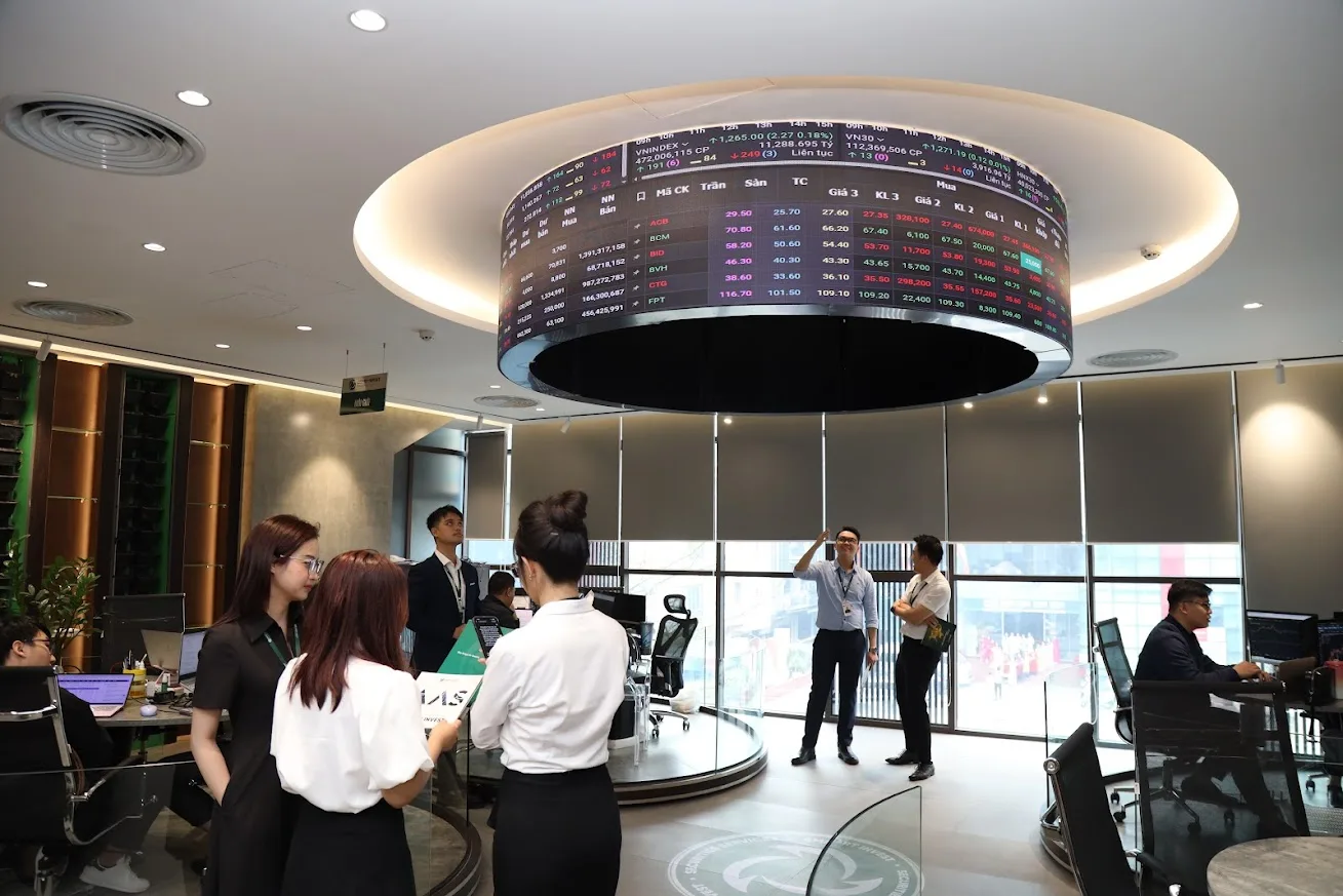 VN-Index chịu áp lực bán diện rộng, loạt cổ phiếu VN30 chìm trong sắc đỏ 1 VN-Index