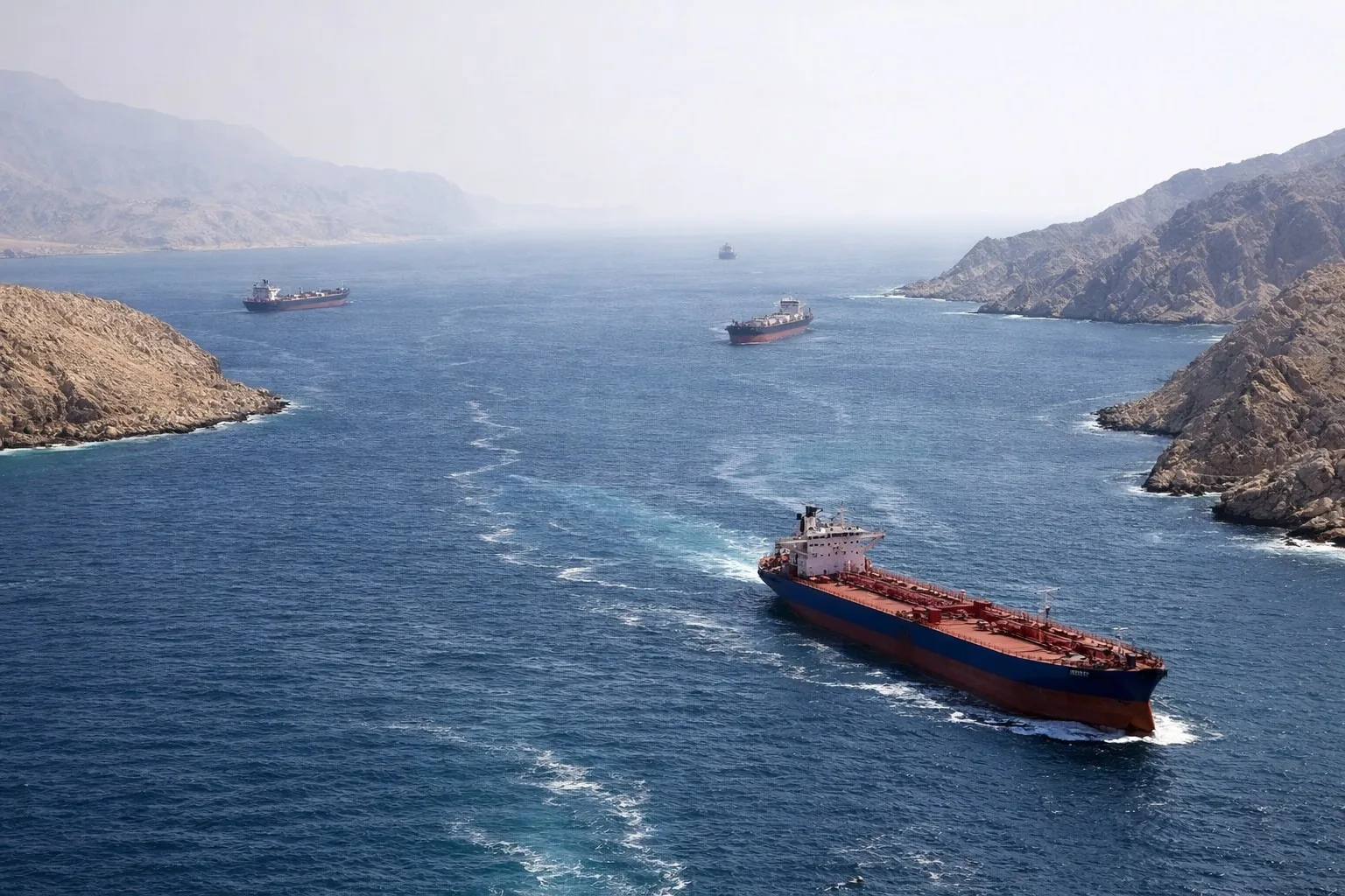 Biến động tại Eo biển Hormuz đẩy giá dầu vượt ngưỡng 100 USD 1 giá dầu