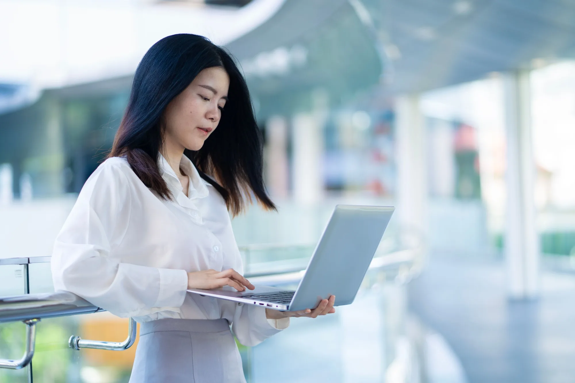 AI tạo sinh thay đổi công việc của phụ nữ: Cơ hội cho ai? 2 Nghiên cứu của ILO tại 84 quốc gia cho thấy các ngành nghề do phụ nữ chiếm đa số có khả năng chịu tác động từ AI tạo sinh cao gần gấp đôi so với các ngành nghề do nam giới chiếm đa số. (Hình: Pexels)